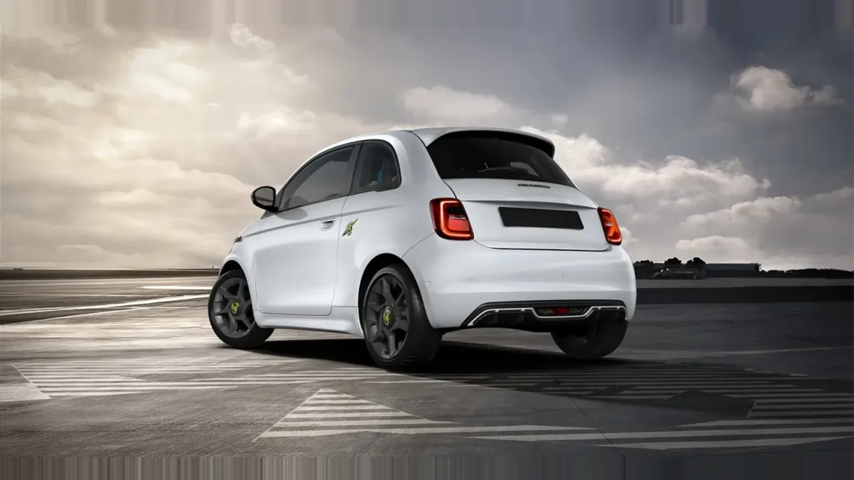 Abarth 500e 42kWh en renting barato — Trasera