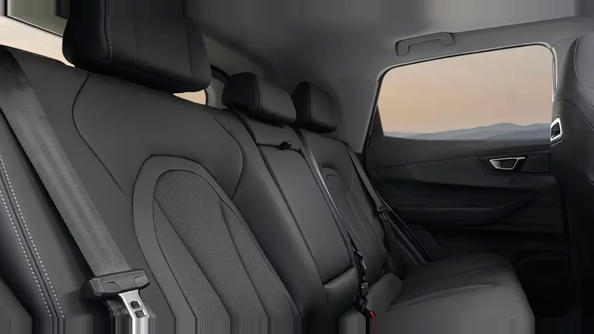 Ebro s400 1.5 DHE HEV Excellent CVT en renting barato — Interior