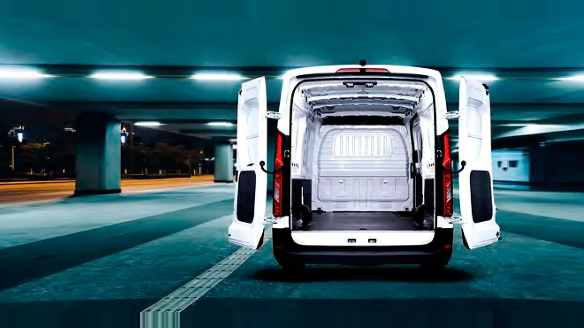 Maxus Deliver 9 Furgón 2.0D L3H2 150 (MERCANCÍAS PROPIAS) en renting barato — Trasera