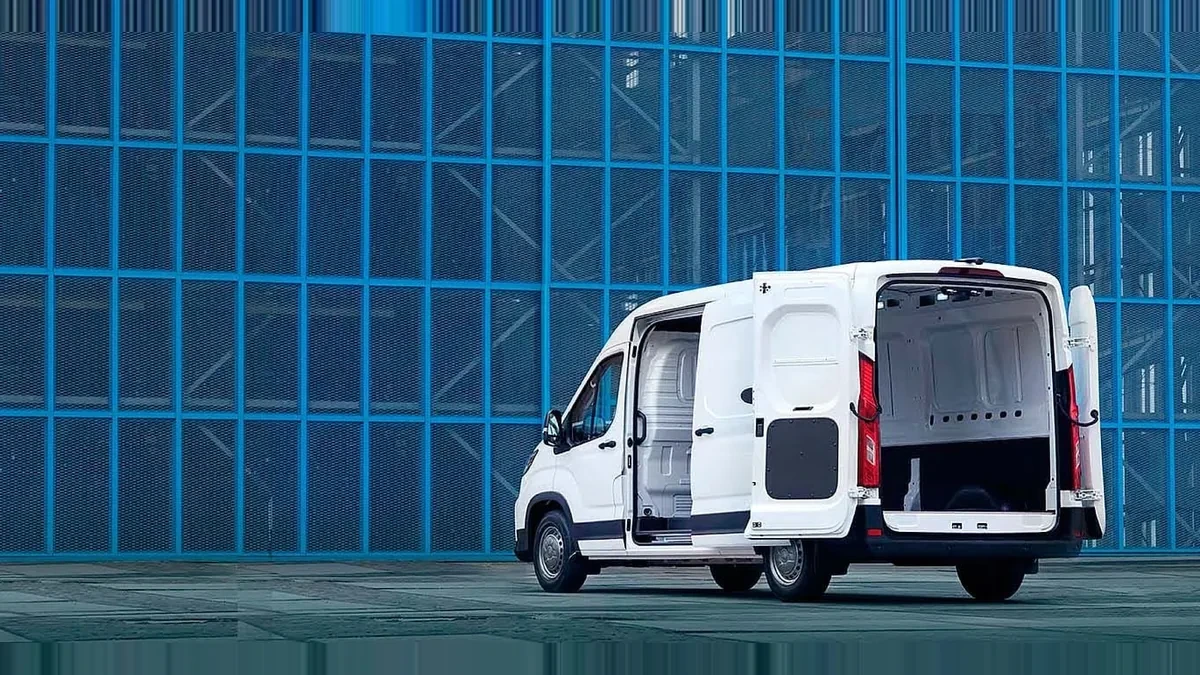 Maxus Deliver 9 Furgón 2.0D L3H2 150 (MERCANCÍAS PROPIAS) en renting barato — Lateral