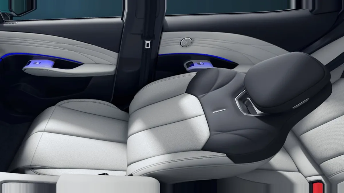 Omoda 7 1.5 TGDI PHEV Premium 279CV en renting barato — Delantera