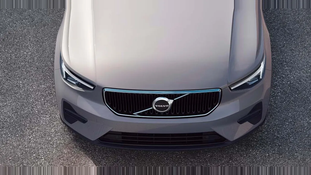 Volvo XC40 2.0 B3 Core G Auto en renting barato — Delantera